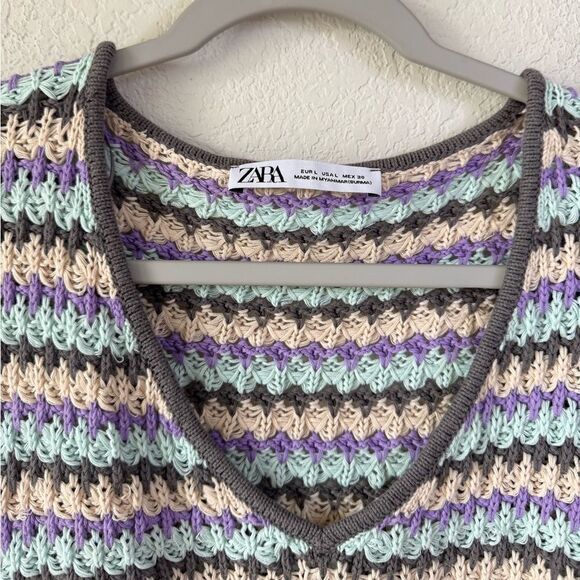 ZARA Women’s Striped Crochet Knit Cropped Sweater Top Puff Sleeve V-Neck Sz L - Picture 6 of 7